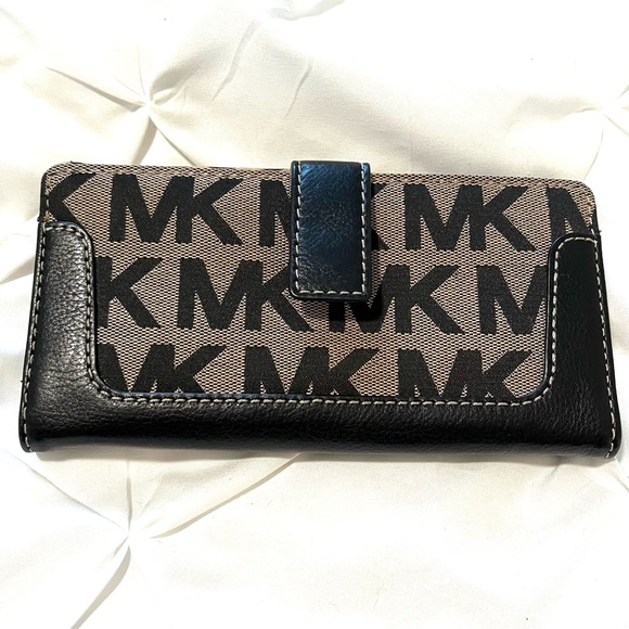 Michael Kors Large Monogram Checkbook Wallet, Black & Tan, Excellent! - Picture 4 of 10